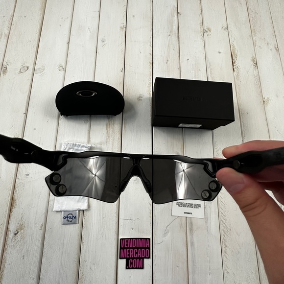 VETEMENTS SS19 SPIKED SHIELD OAKLEY 200 SHADES SUNGLASSES : BLACK - Picture 7 of 16